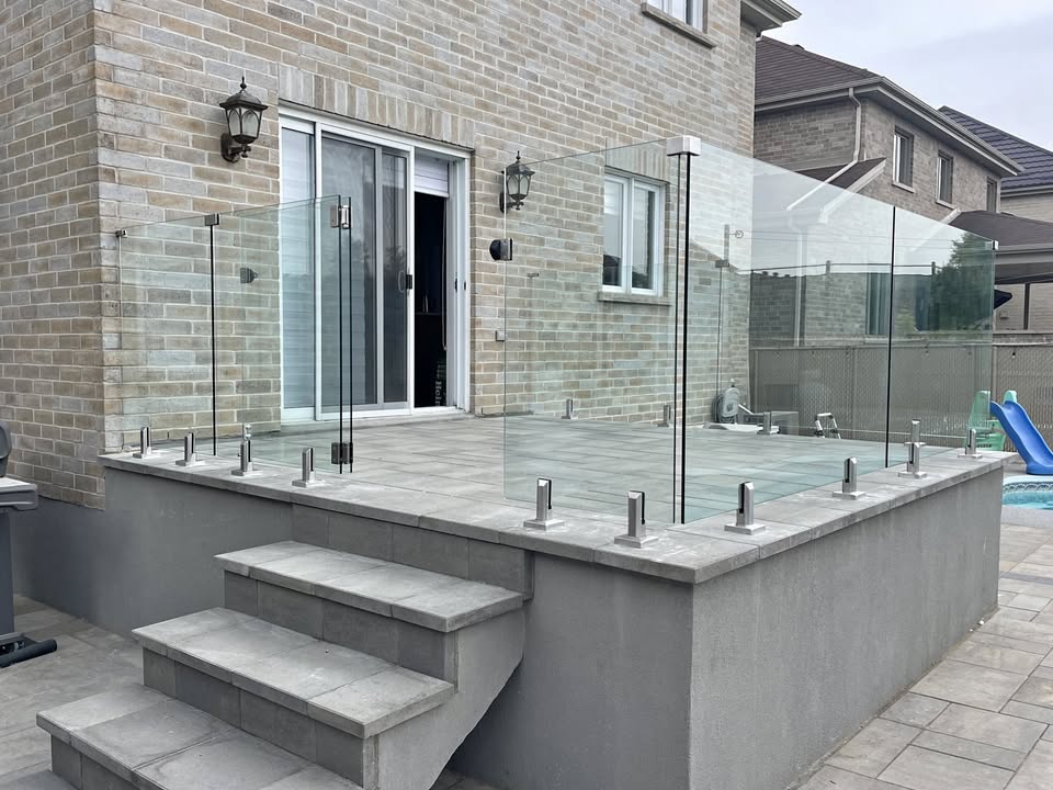 Détail de la quincaillerie en acier inoxydable pour clôture de verre à Lévis.