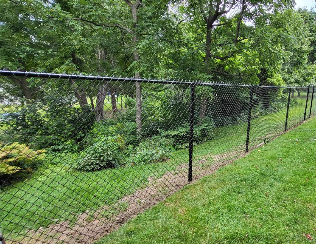 Installation de lattes d'intimité en PVC noir sur une clôture frost à Lévis.