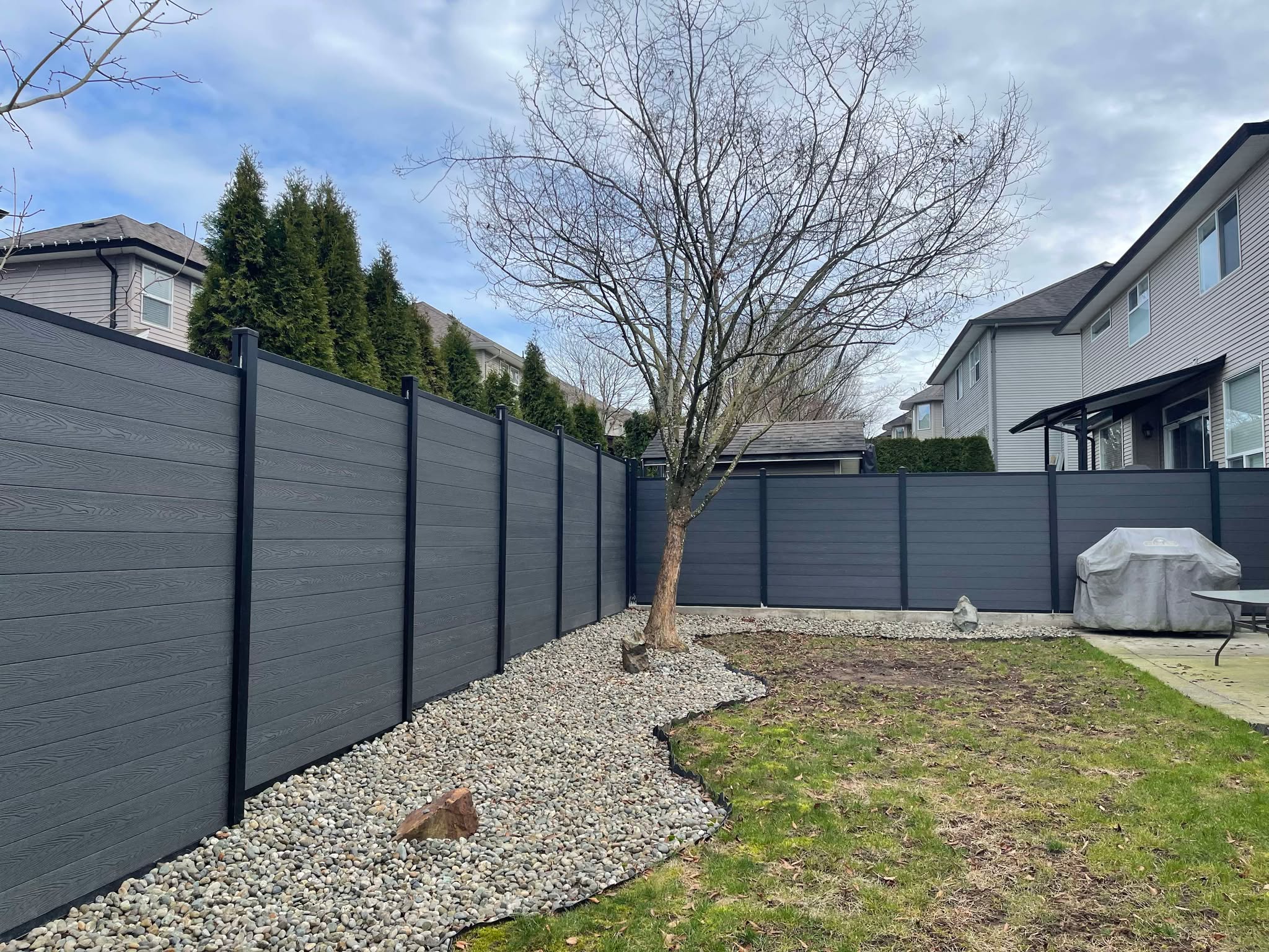 Clôture en composite durable et écologique installée par Monsieur Clôture à Lévis.