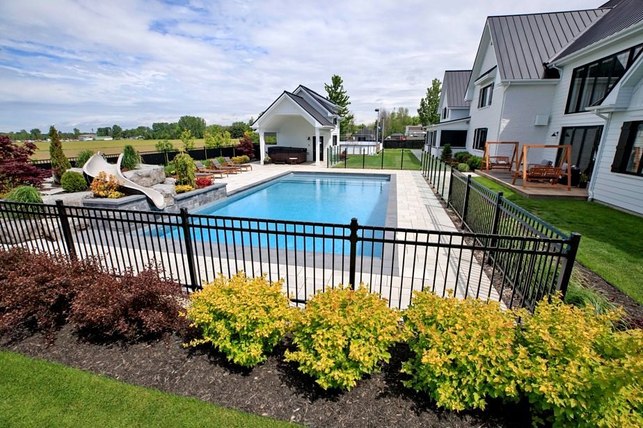 Clôture ornementale en aluminium noir sans rouille installée par Monsieur Clôture à Lévis