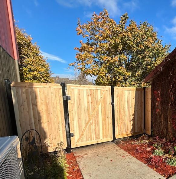 Installation robuste de clôture en cèdre avec ancrage sous la ligne de gel à Lévis.